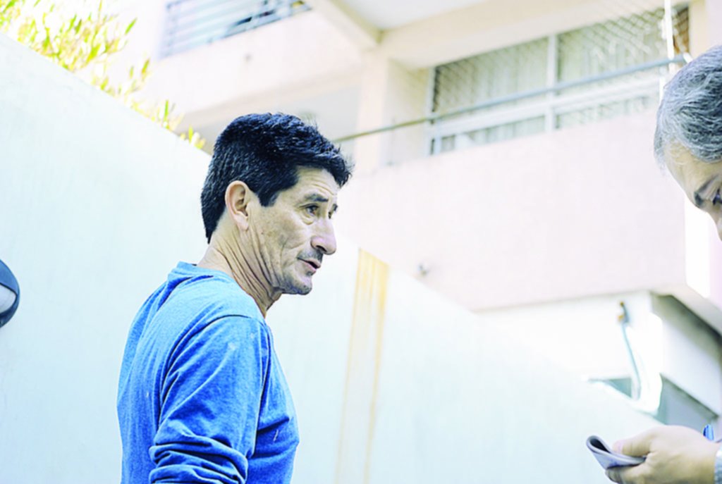 Se metieron en tres departamentos y despertaron a los dueños con cuchillos