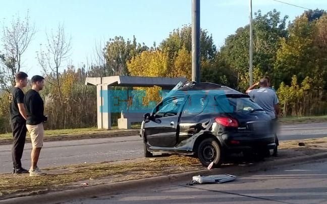 Violento accidente en Olmos: un auto quedó incrustado en una columna