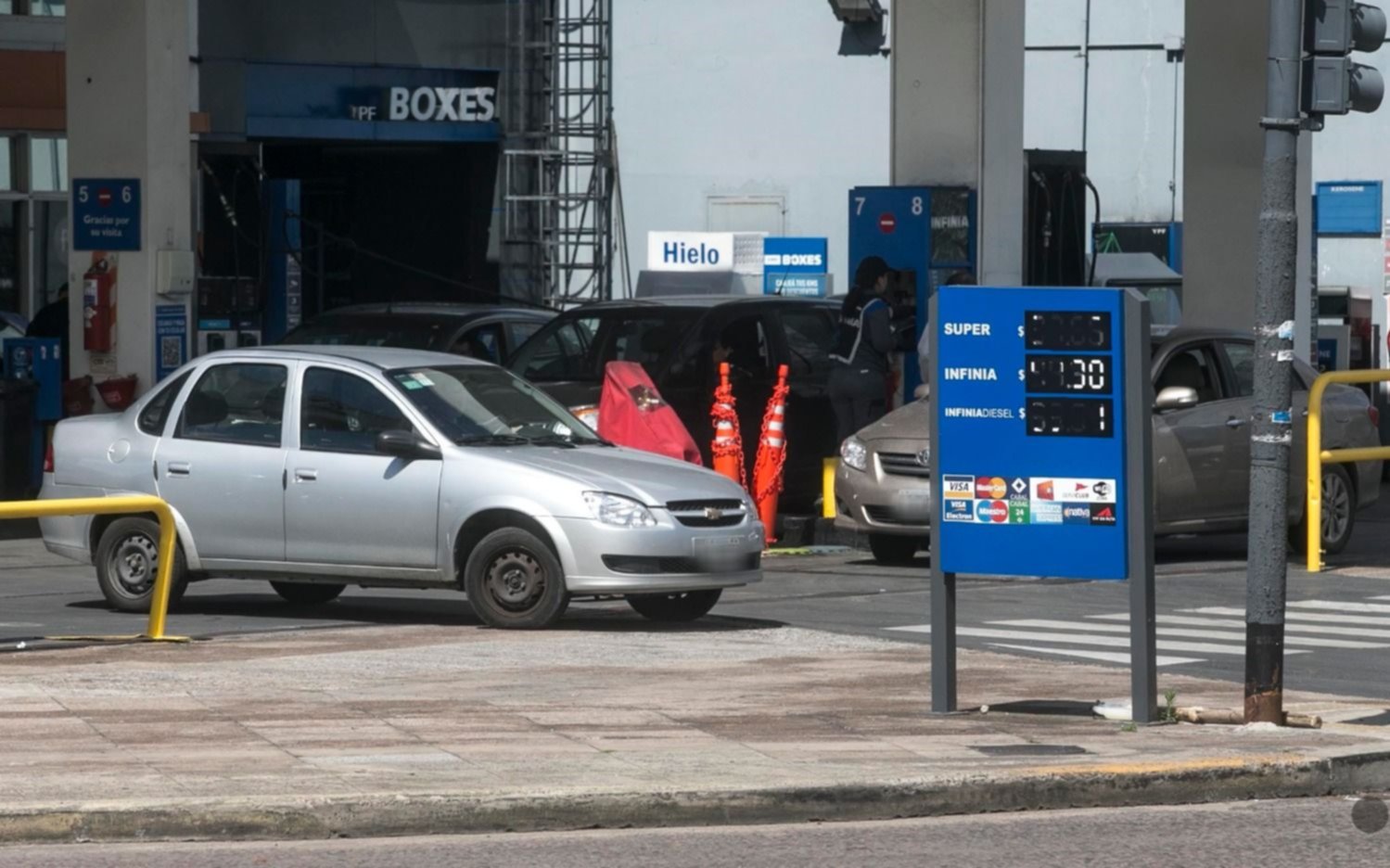 Tras el aumento de Shell, YPF anunció que desde la medianoche suben la nafta y el gasoil