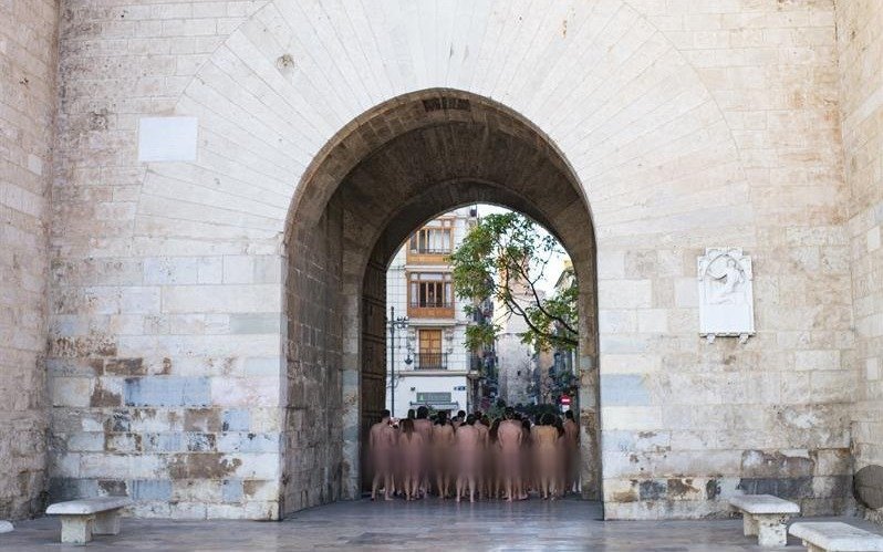 Unas 1.300 personas posaron desnudas ante el fotógrafo Spencer Tunick en Valencia
