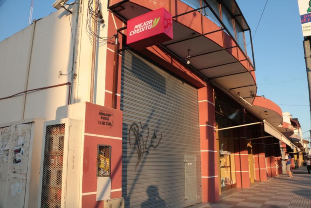 Entró en una financiera vestido de policía, sacó un arma y robó