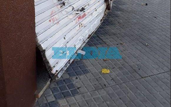 Destrozan frente de una pollajería  e investigan posible robo