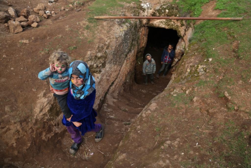 En Siria, familias enteras viven bajo tierra para escapar de la violencia