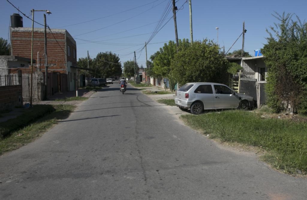 Le pegan a un chico por una camiseta y balean a la cuñada
