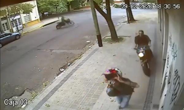 Le sacaron la moto, pero querían más: lo siguieron y casi lo atropellan