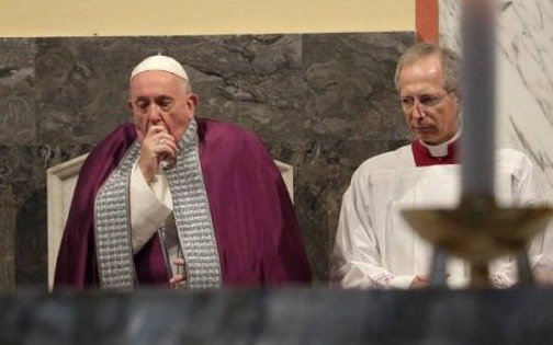 El papa Francisco sigue resfriado y suspendió su retiro espiritual de una semana
