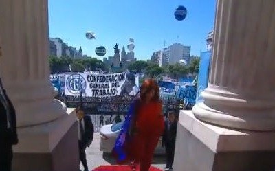 Así llegó Cristina Fernández al Congreso: saludó a la militancia que la esperaba en la plaza