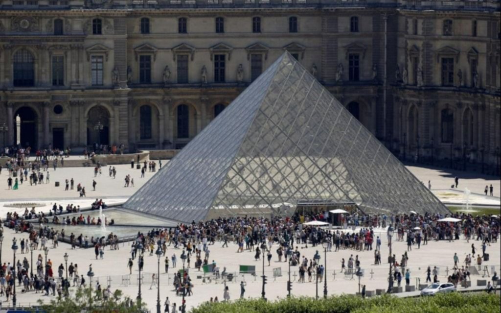 Por el coronavirus, el museo del Louvre no abrió este domingo al público