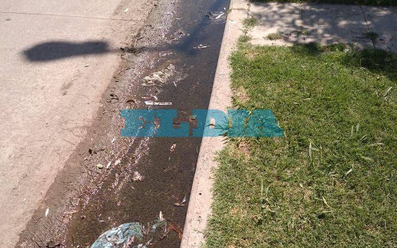 Pérdida de agua y basura en barrio El Carmen