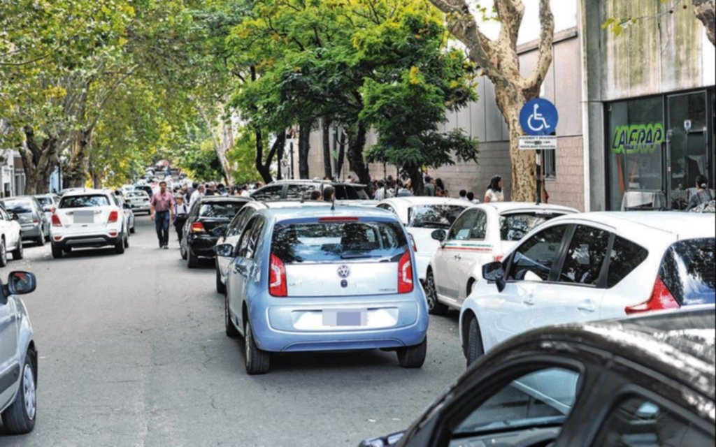 Buscan aliviar la pesadilla de la doble fila con operativos frente a las escuelas