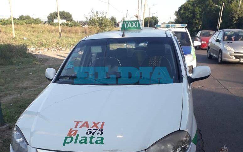 Se hicieron pasar por pasajeros y le robaron a un taxista en 120 y 79