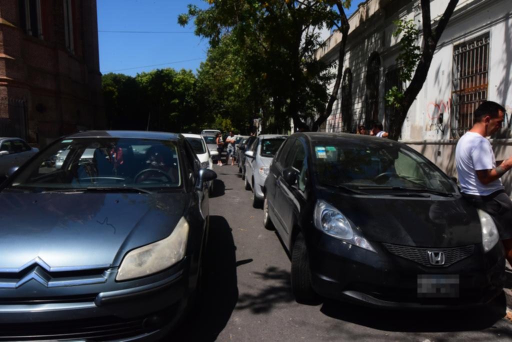 El ritmo escolar puso primera y volvió a sentirse en las calles con la doble fila en los colegios