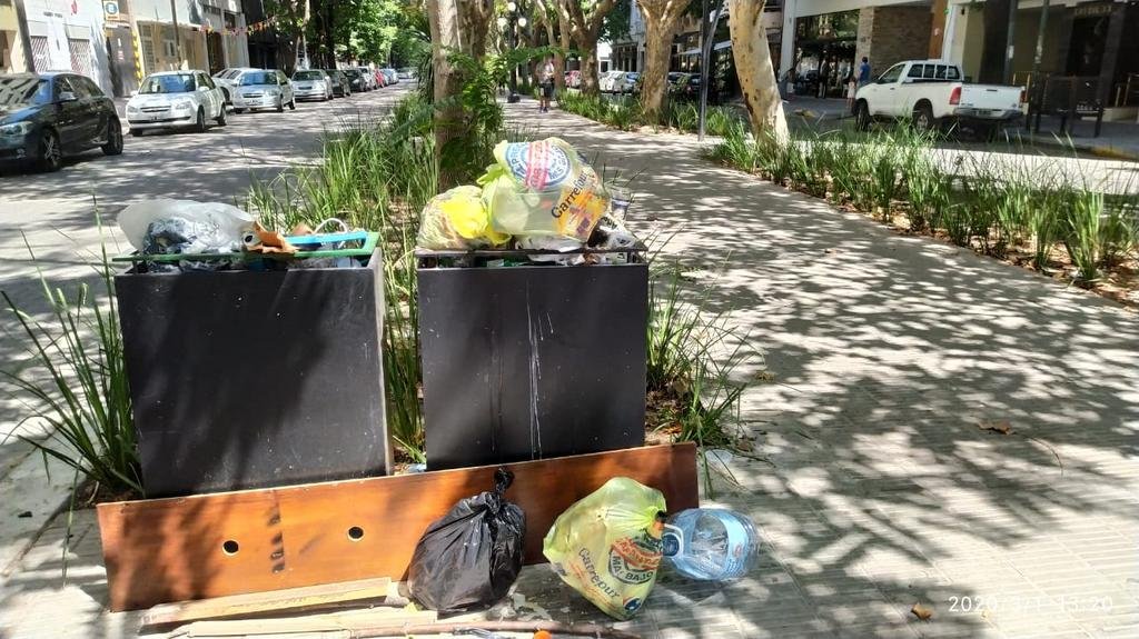 Cestos de basura desbordados en la avenida 51 de 3 a 5