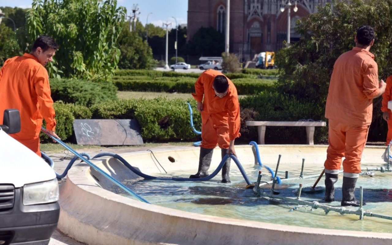 Para evitar la propagación del dengue, vacían las fuentes públicas de la ciudad