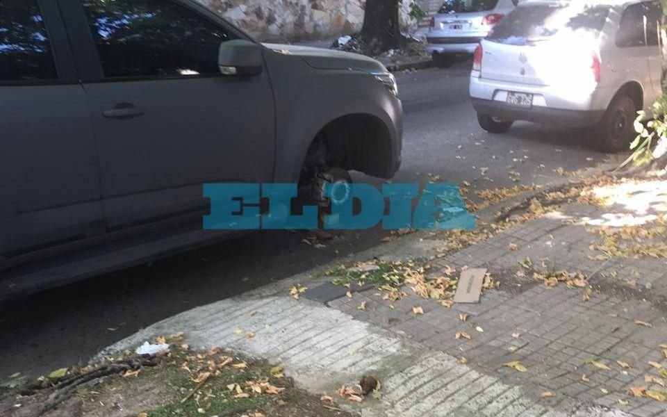 Camioneta abandonada y vandalizada en 33 entre 6 y 7