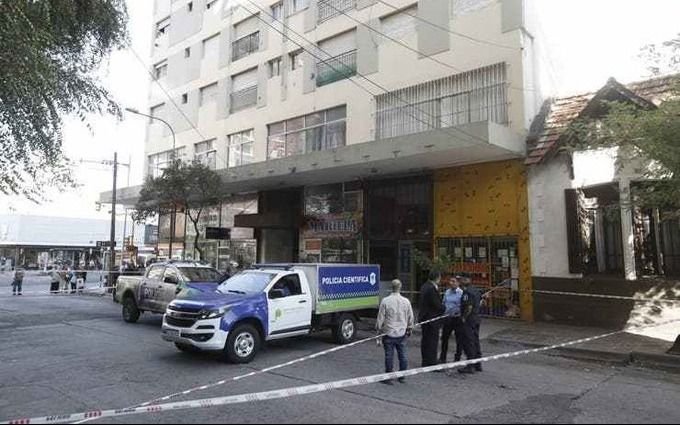La joven que cayó desde un séptimo piso en Mar del Plata estaba "inconsciente y golpeada"