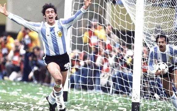 Kempes se reecontró con su camiseta campeona del mundo en 1978 después de 42 años