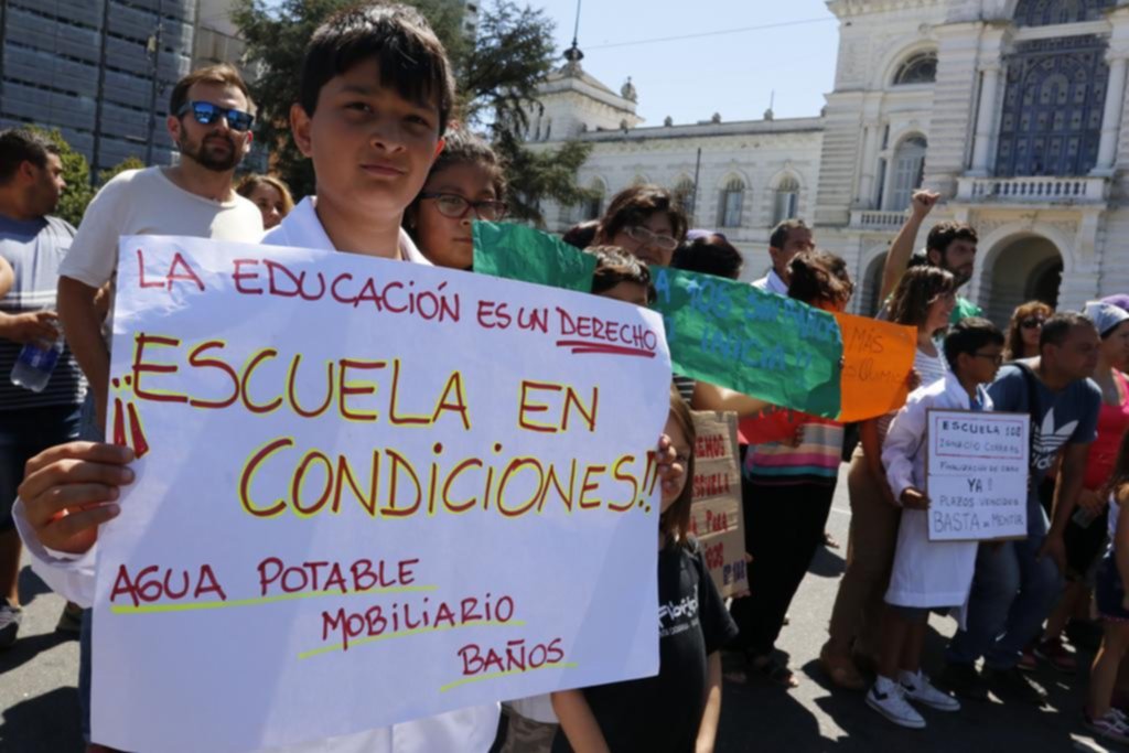 La Primaria 108 aún espera por el inicio de clases y los padres están que arden