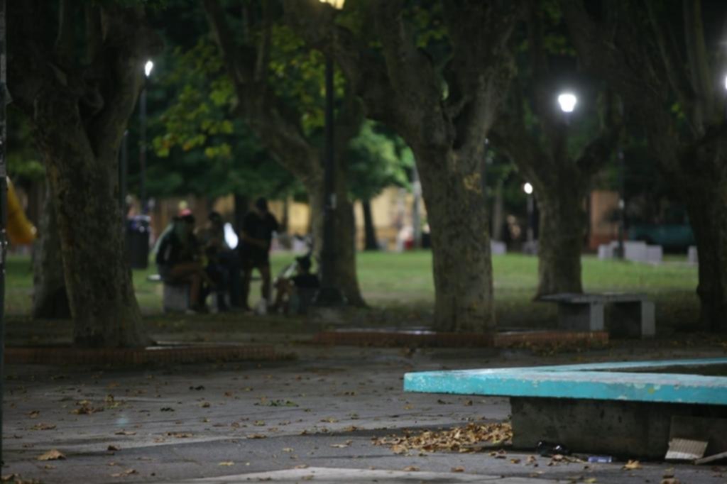 En la plaza Malvinas los vecinos juntan firmas contra el descontrol nocturno