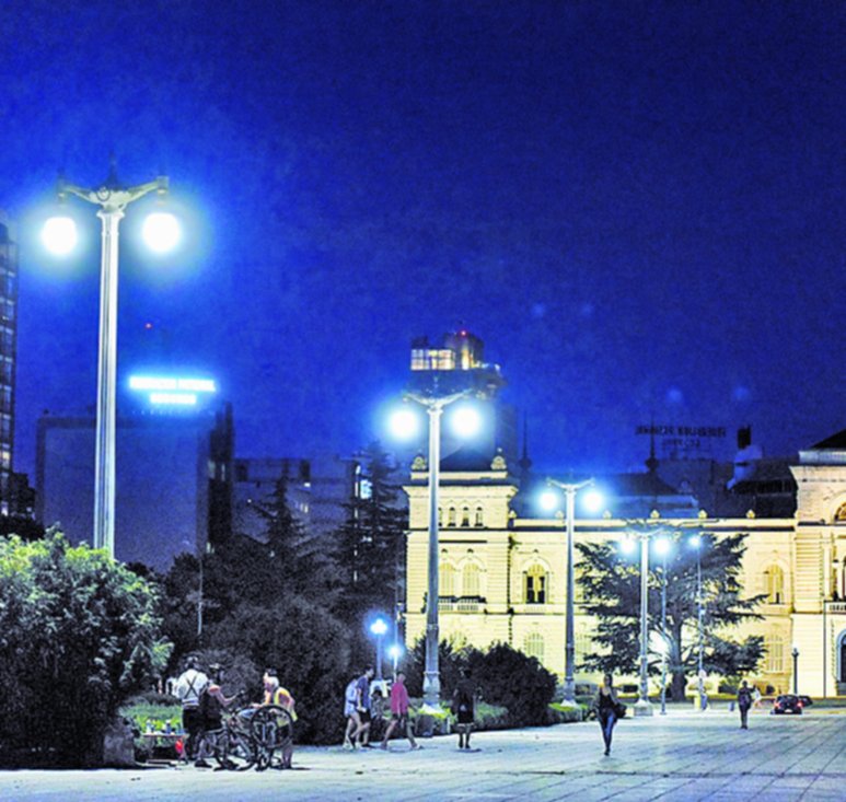 Tras las quejas por la oscuridad, llegan las luminarias led a la Plaza Moreno