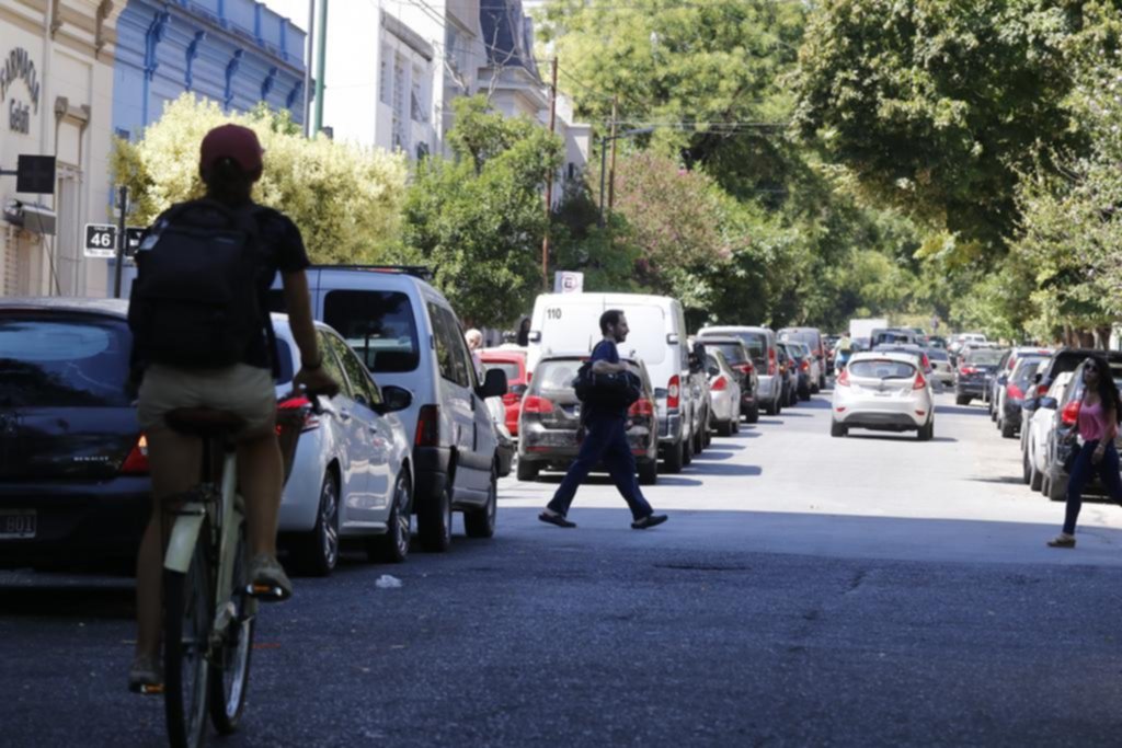 De la mañana a la tarde, el festival de la doble fila volvió a las puertas de las escuelas