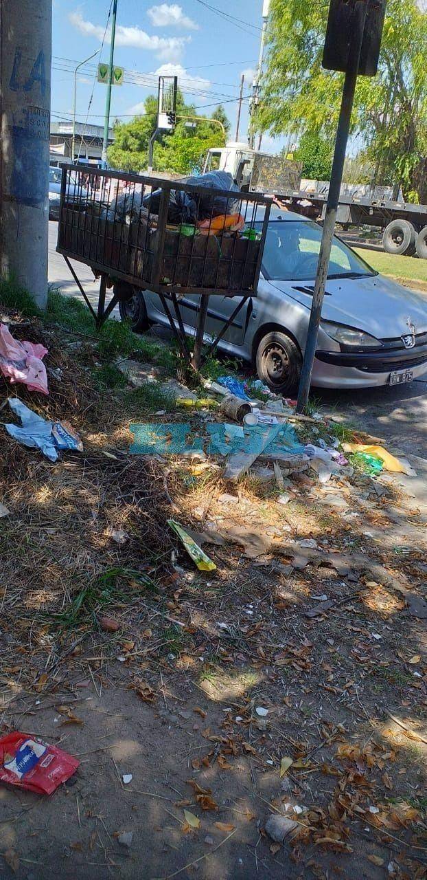 Acumulación de basura a pasos de una escuela especial de Los Hornos