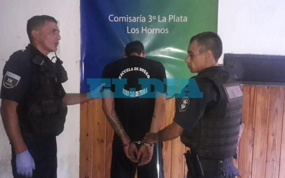 Iba en moto, escapó de un control y fue detenido portando un arma