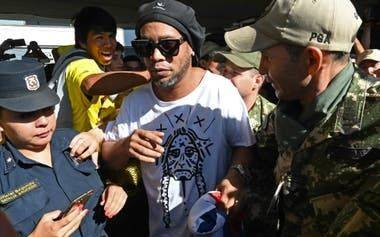 Ronaldhino detenido en Paraguay por ingresar al país con documentos falsos