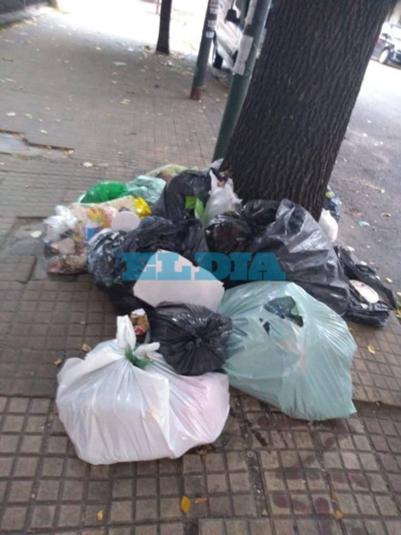 Canastos de residuos rebalsan de basura en la zona de 10 y 60