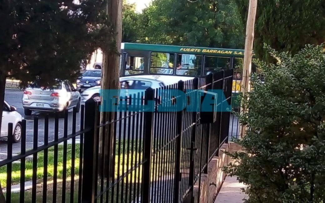 Piden controles de tránsito y semáforo  en la esquina de 42 y 143