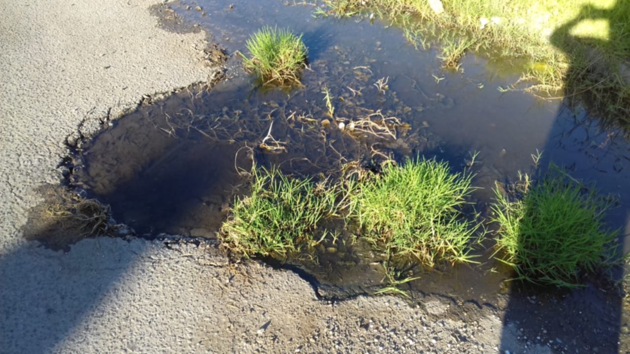 "Un motociclista de noche en ese pozo se mata", sostienen en 528 y 25