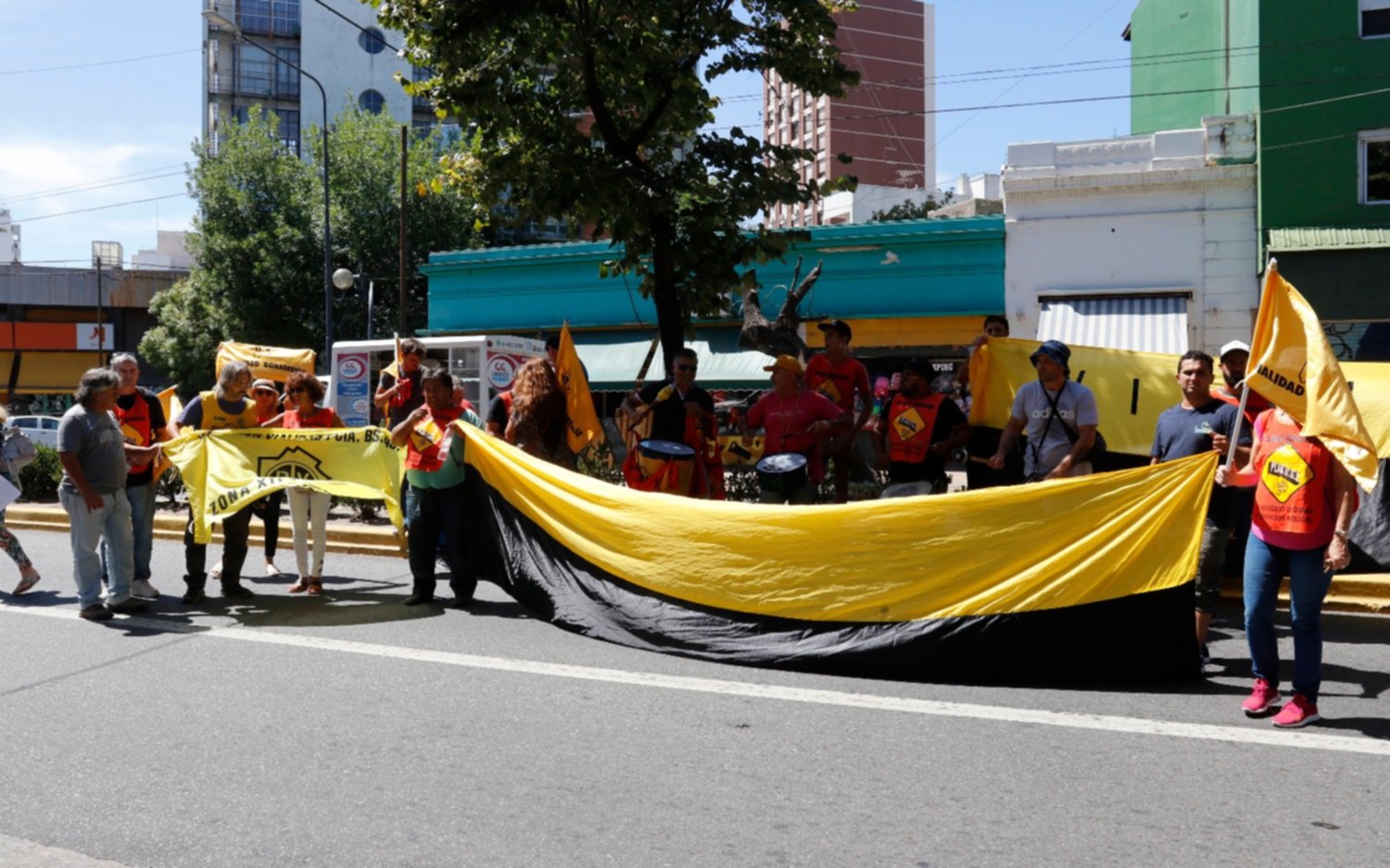 Trabajadores de Vialidad volvieron a marchar en La Plata por  los despidos