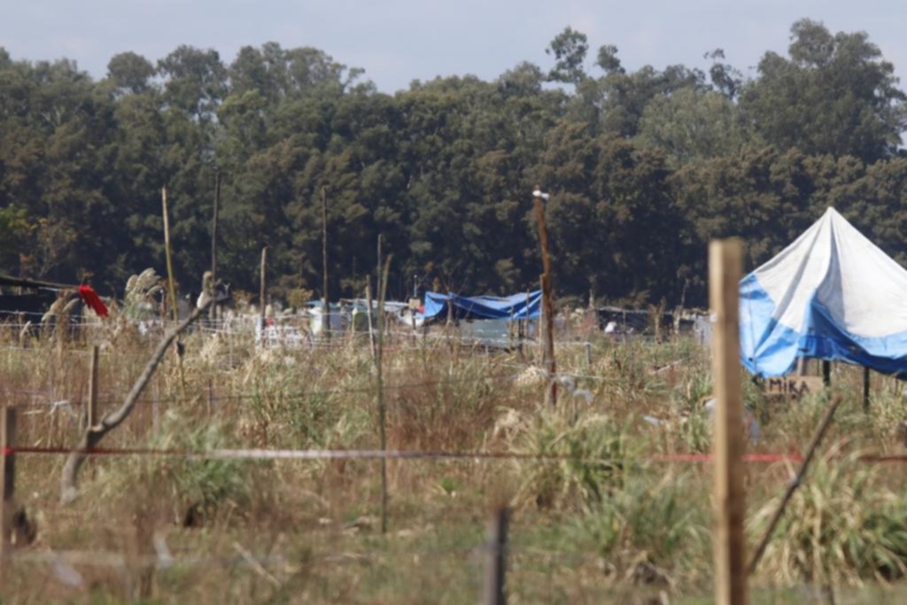 En Los Hornos siguen en vilo por la usurpación y los vecinos esperan que la Justicia actúe
