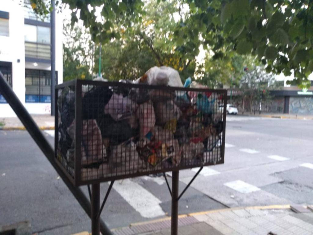 Los canastos rebalsan de basura en 10 y 60