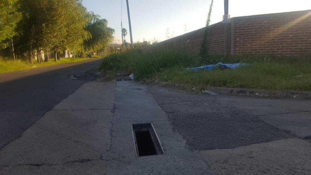 Piden reposición de la tapa de desagües en 27 y 530
