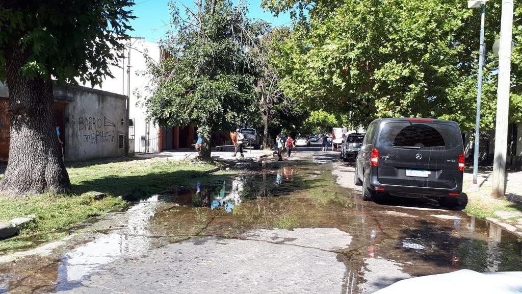 Acumulación de agua en la vía pública