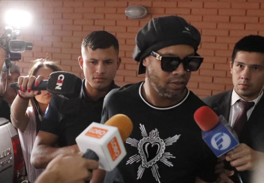 Ronaldinho declaró ante el fiscal y quedó en libertad