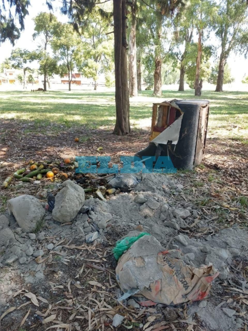 Bronca por un espacio verde hecho un basural en pleno barrio Hipódromo