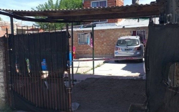 Aprendía a manejar, confundió la marcha atrás y aplastó a sus hijos: mató a una nena de 4 años