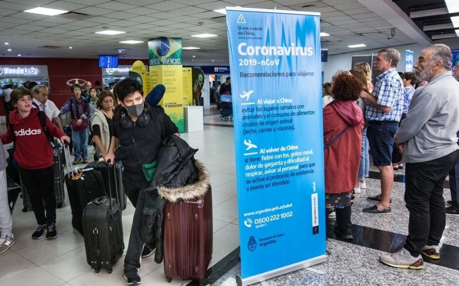 Aíslan a una persona vinculada al joven con coronavirus porque presenta síntomas