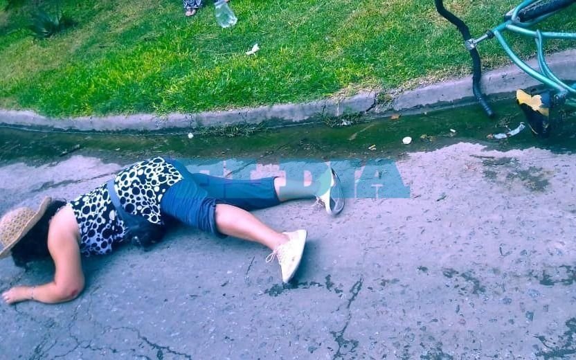 Resbaló por una pérdida de agua que acumula varios reclamos: "No se mató de milagro"