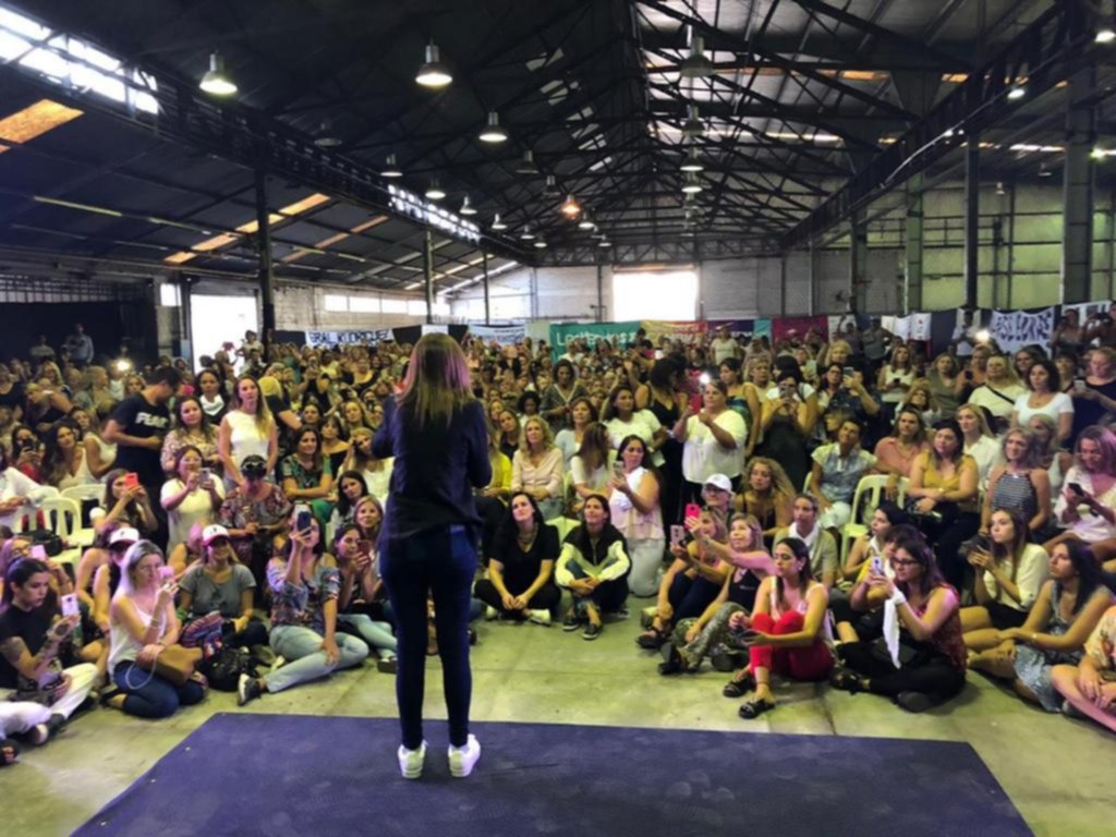 Vidal reapareció en un acto con mujeres y le cantaron “volveremos”