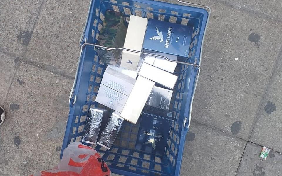 Detuvieron a una pareja que robó una decena de perfumes en pleno centro
