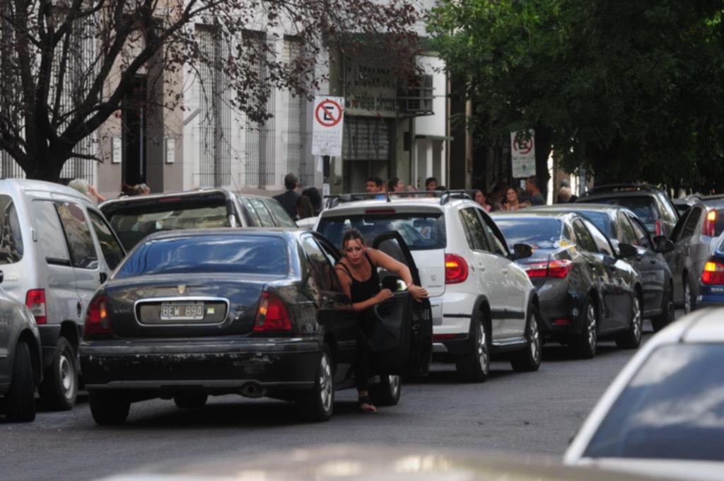 Buscarán conciliar recetas contra la doble fila con padres y las autoridades escolares