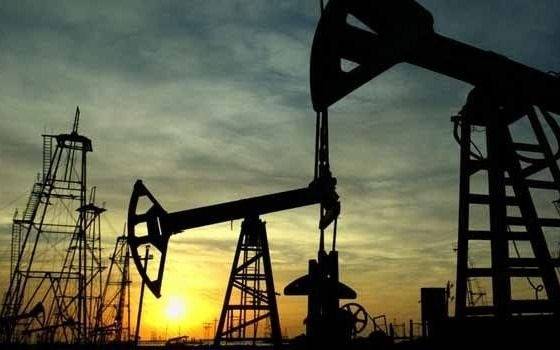 Se derrumban 30% los precios del petróleo antes de la apertura de las operaciones