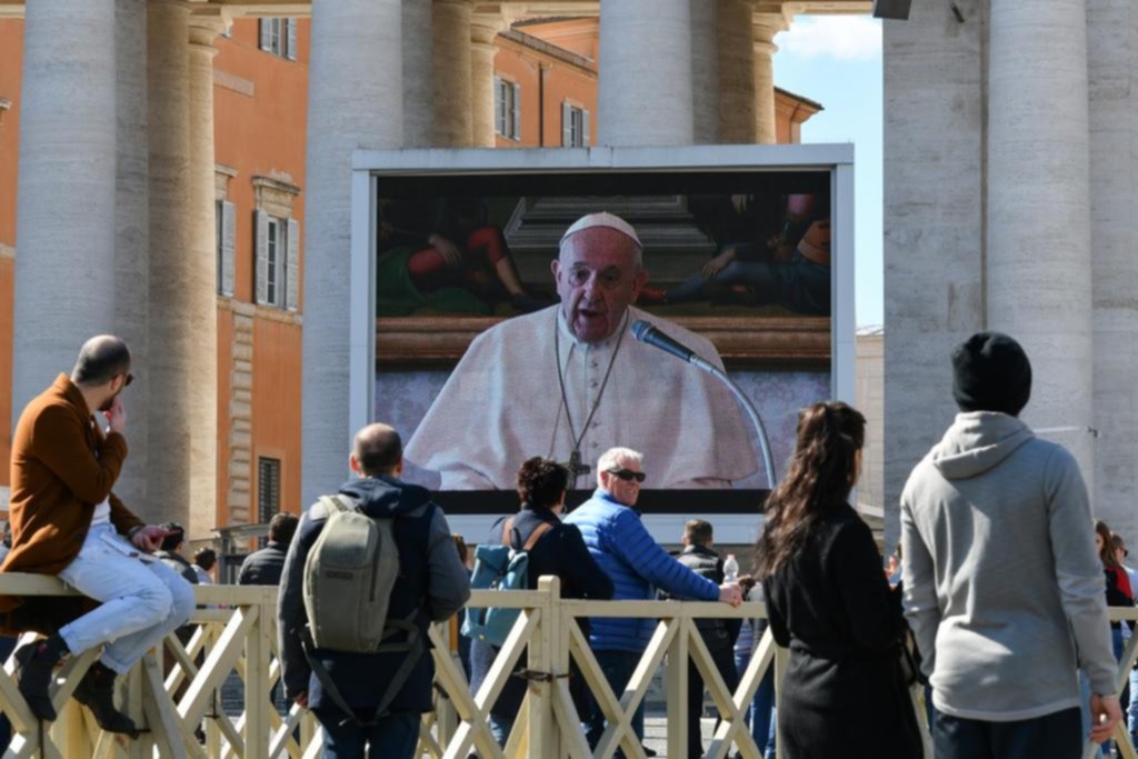 A través de la TV, el Papa expresó su cercanía con enfermos del virus chino