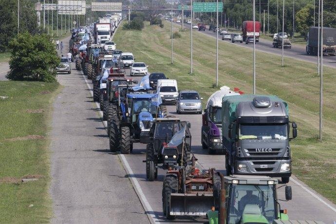 El campo arrancó un paro de cuatro días en rechazo a la suba de las retenciones