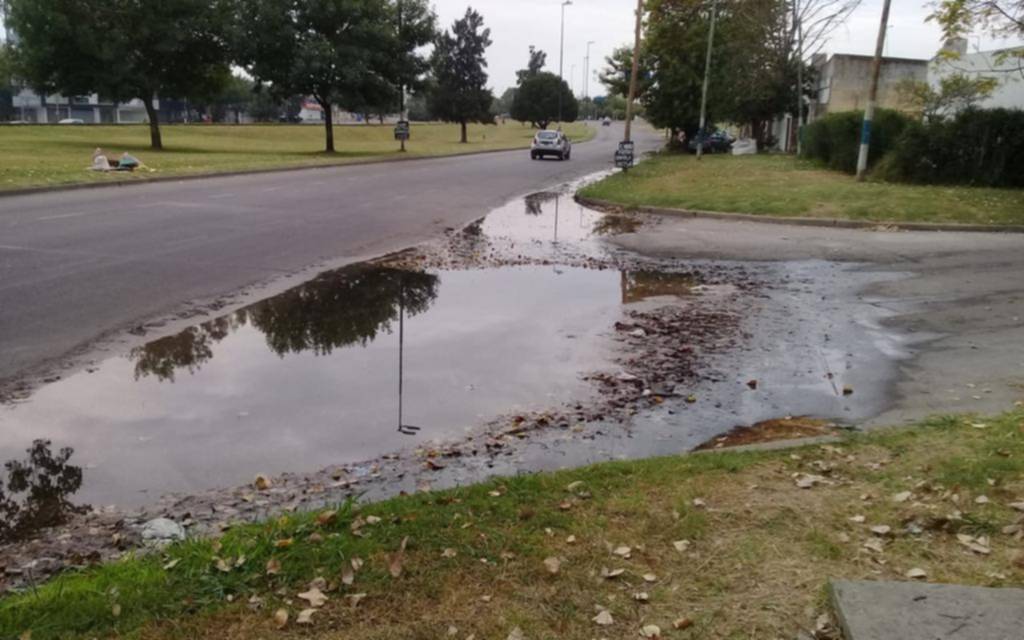 Laguna en 71 y 29 genera reclamos vecinales