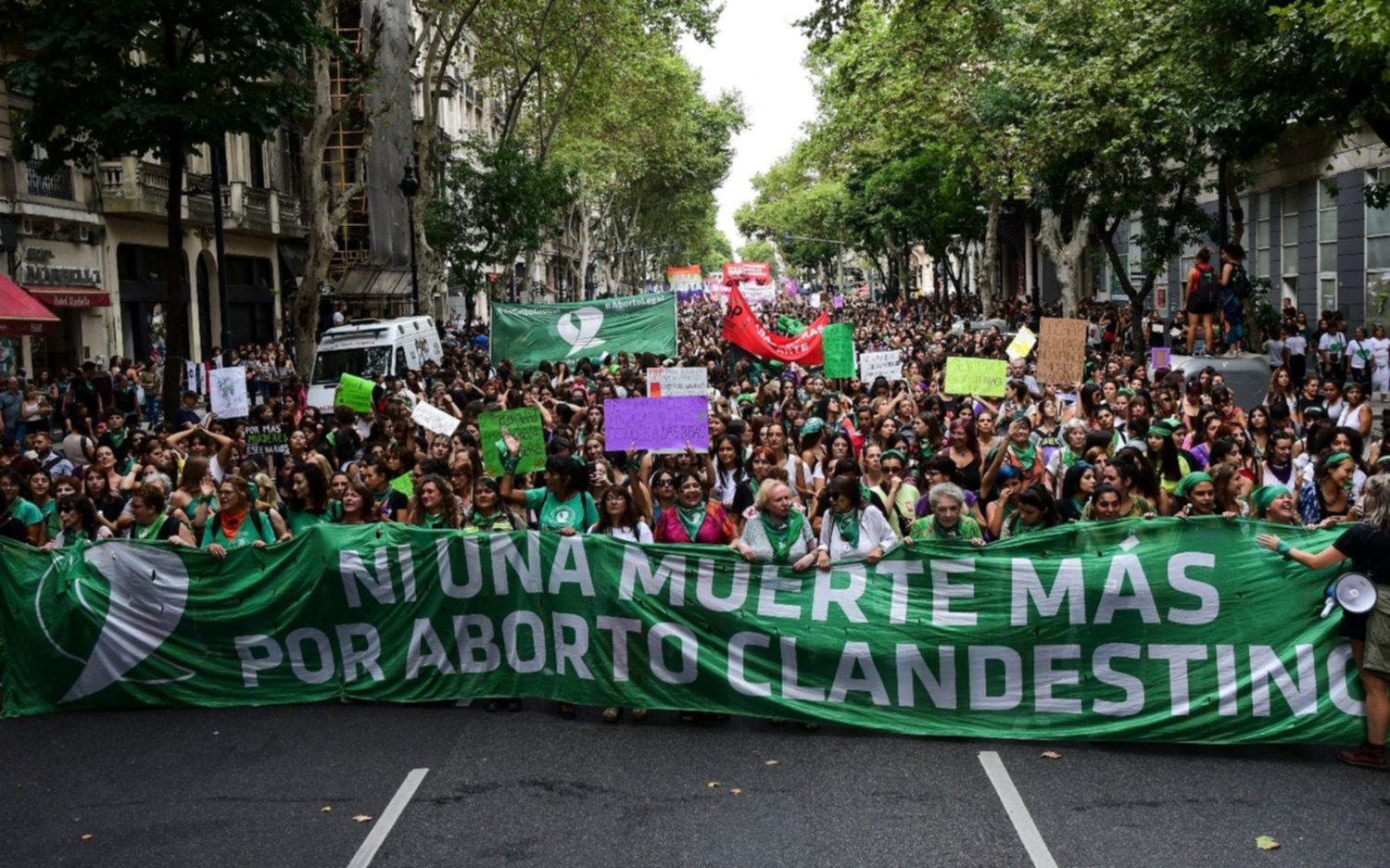 Violencia, aborto y feminización de la pobreza, las "deudas" reclamadas en las calles del 8M