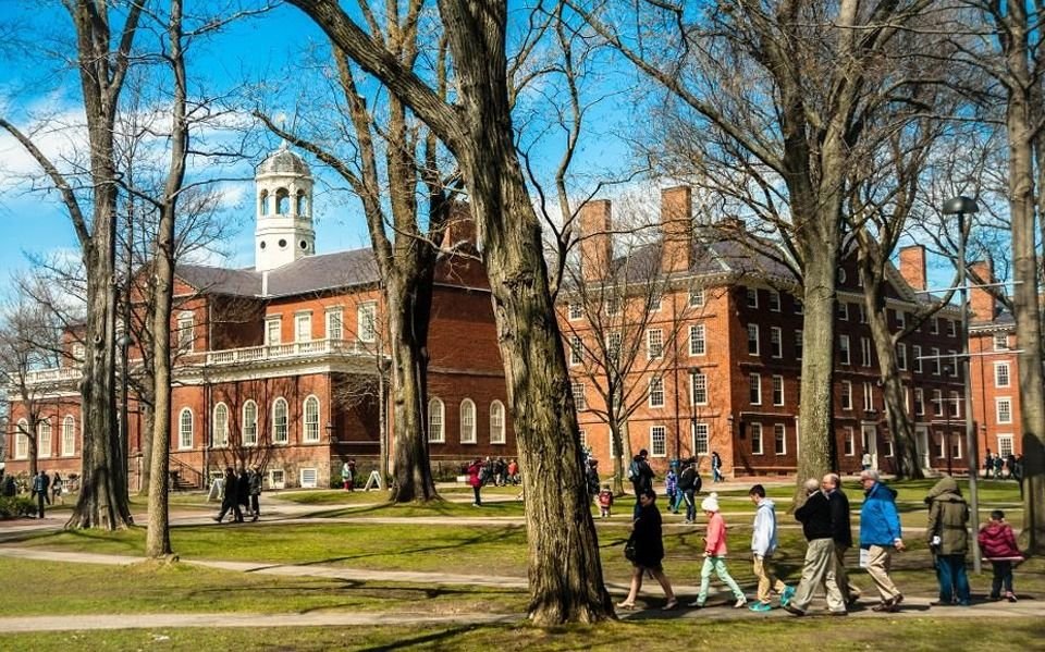 Harvard pide a sus estudiantes que no vayan al campus debido al coronavirus 